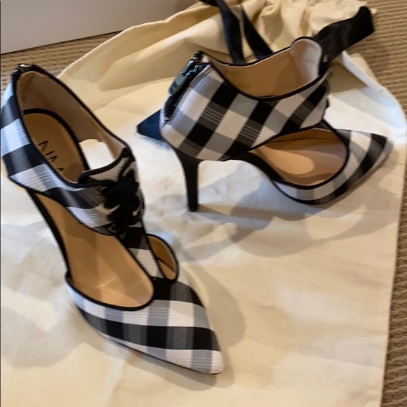 Neiman Marcus Shoes - 🔴 NEIMAN MARCUS NWT GINGHAM LACE AND ZIP PUMP